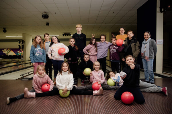 Вечер с украинскими детьми в боулинге